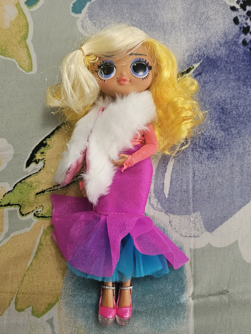LOL Surprise Pets Small Pets Blonde Doll in Pink & Blue Outfit